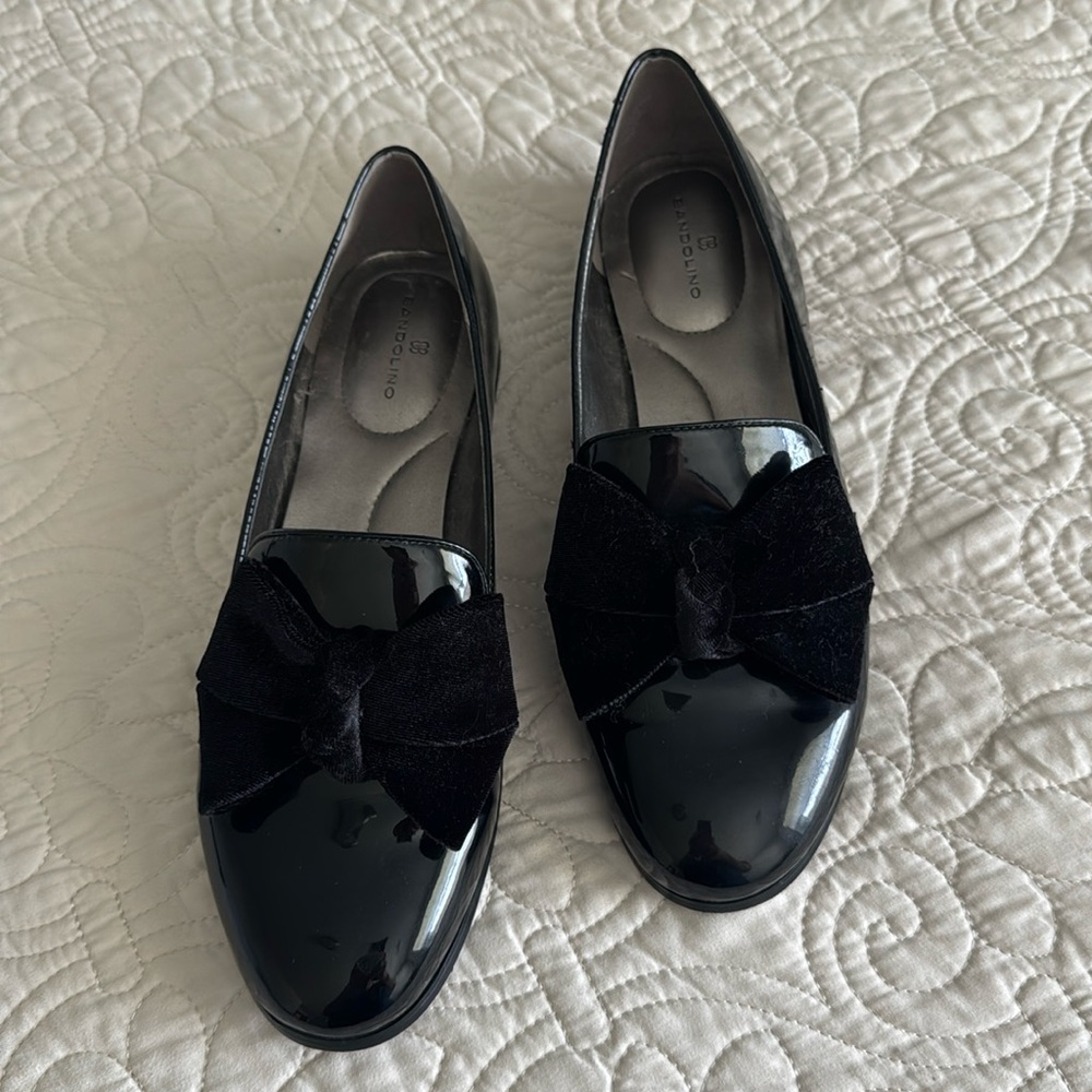 Bandolino Black Patent Leather Flats & Loafers w/ Velvet Bow